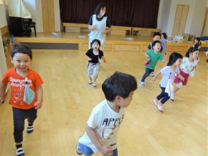g年少　ホールで遊ぶ (6)